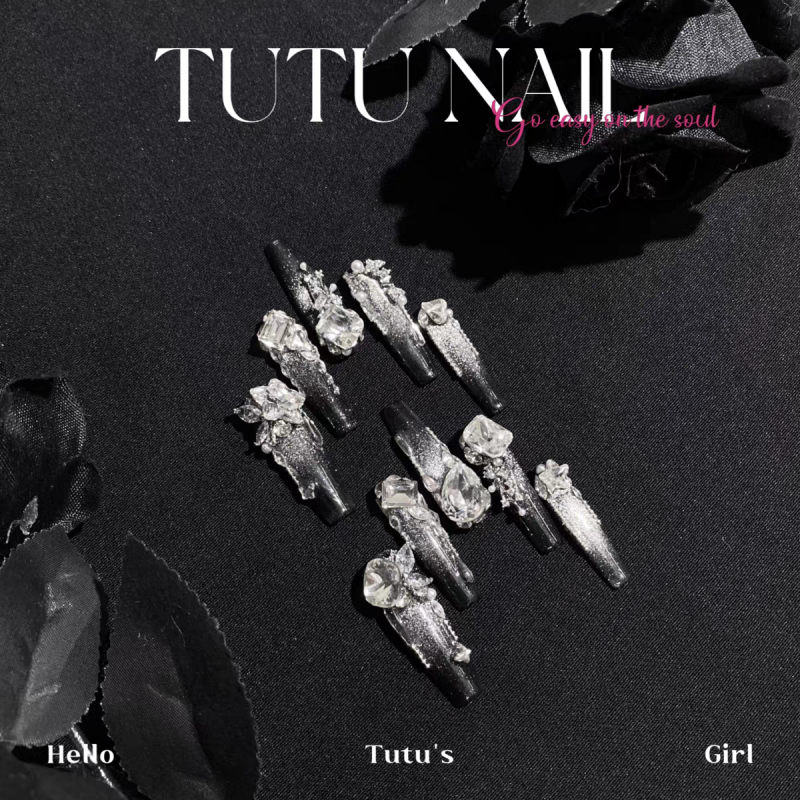 Exquisitely Crafted Black Cat-Eye Press-on Nails