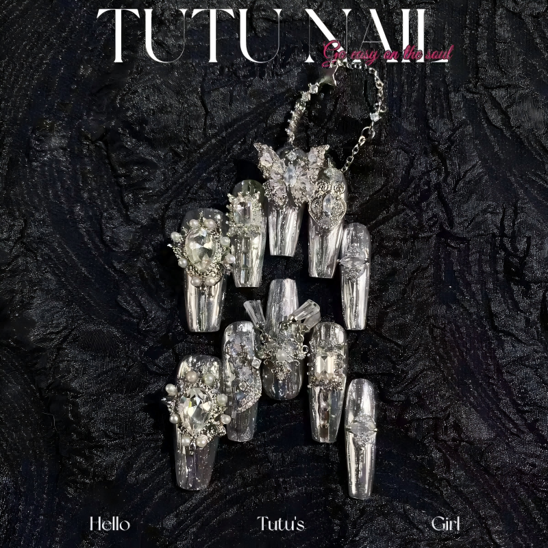 Exquisitely Crafted Silver Chain Press-on Nails