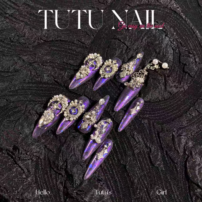 Exquisitely Crafted Luxury Brocade Press-on Nails
