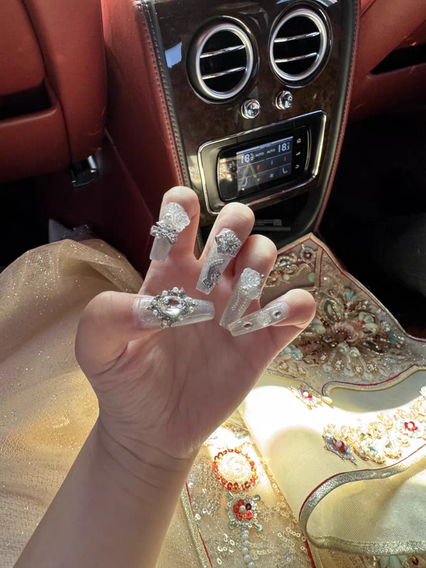 Exquisitely Crafted White Cat Eye Press-on Nails